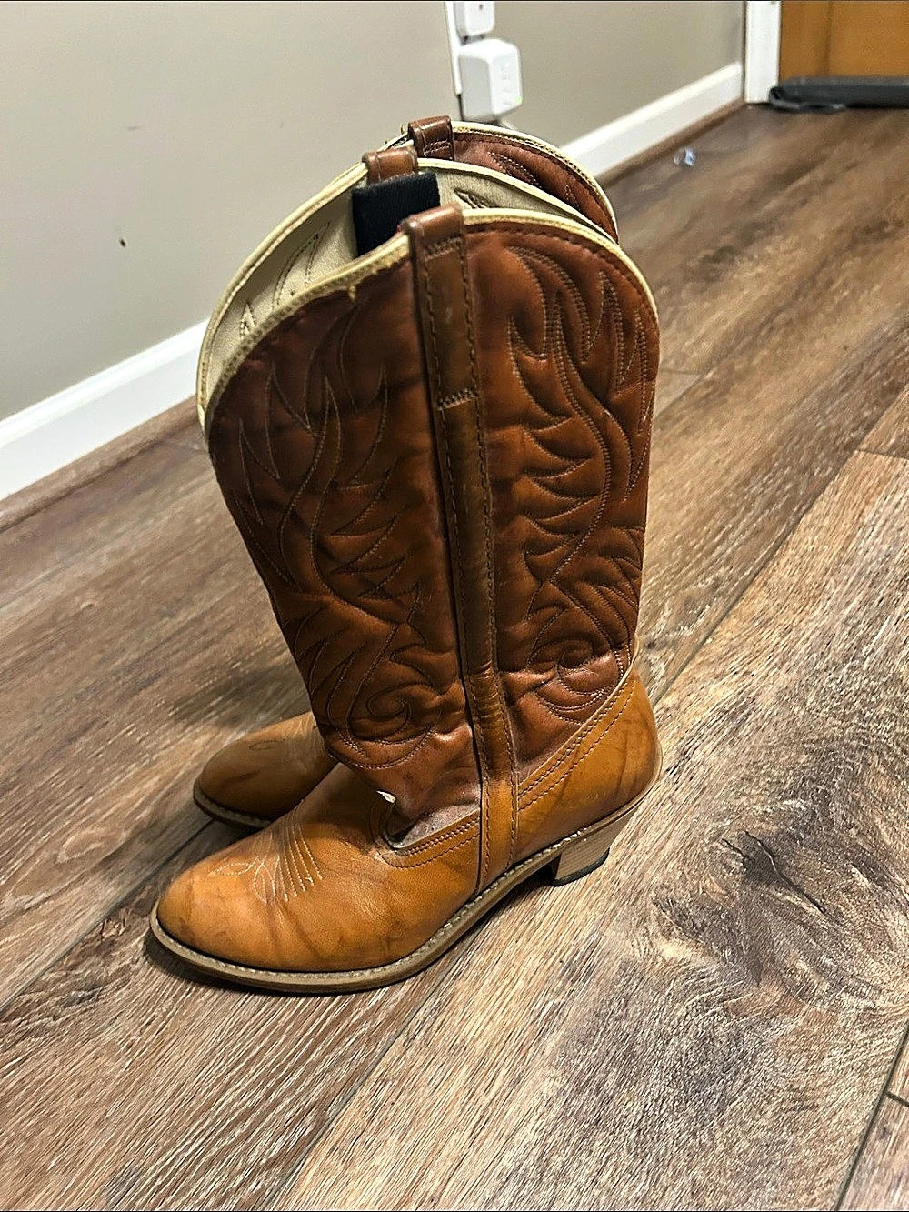 Dingo vintage 70s  Embroidered Leather Heeled Western Boots US 8
